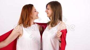 两个快乐的女朋友在玩，用<strong>红毯</strong>子盖住她们